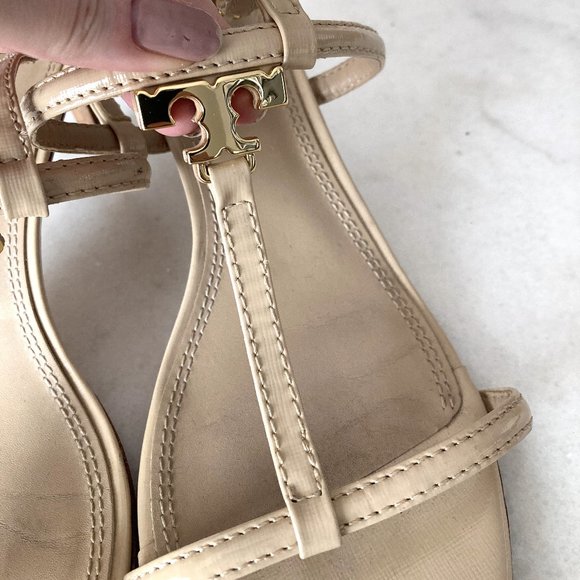 Tory Burch T strap nude beige & gold logo leather strappy sandal slingback heels - Picture 3 of 11